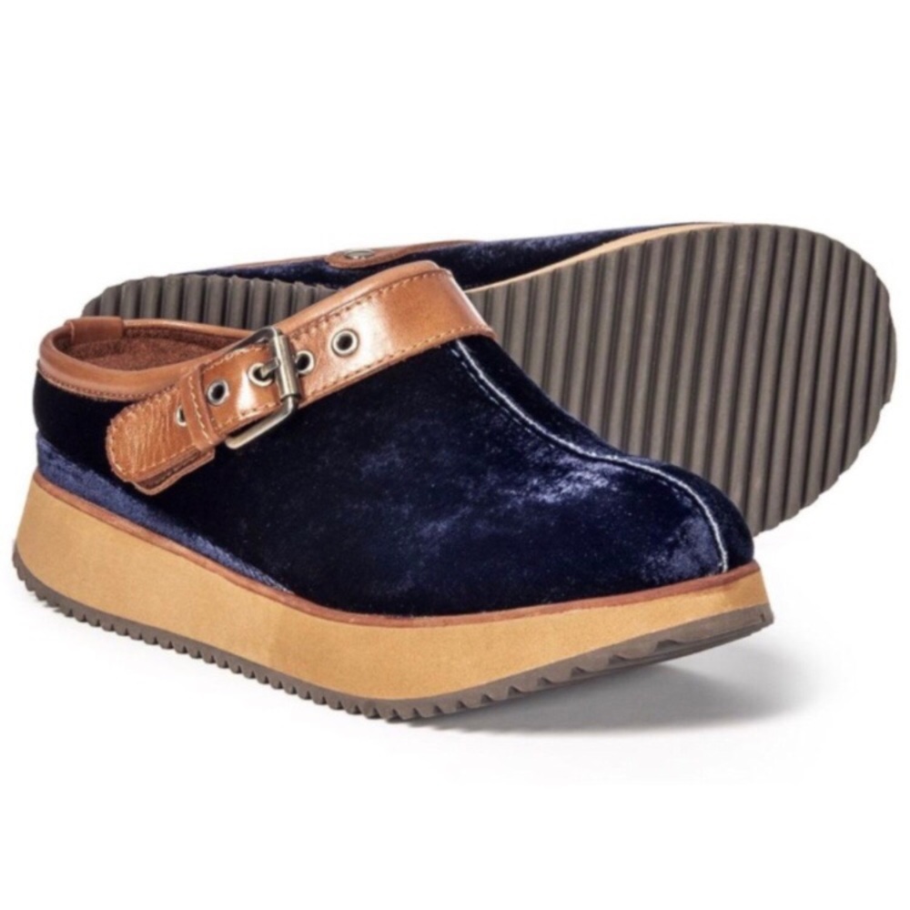 EARTH LYRA VELVET CLOGS